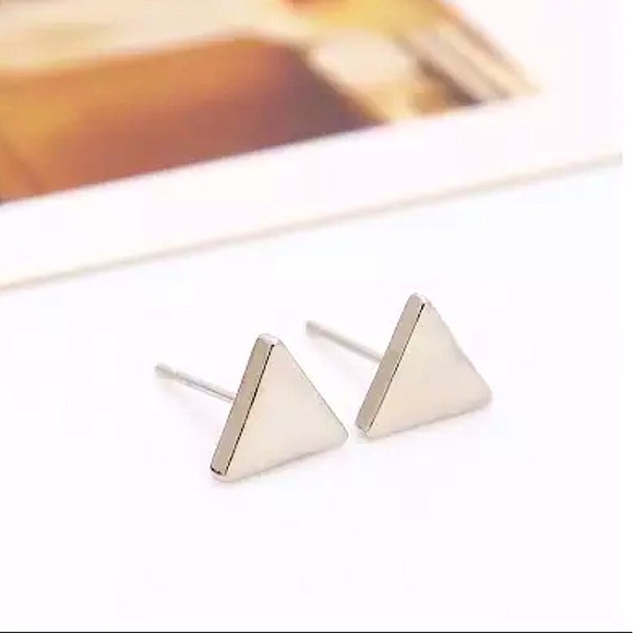 ⚜️[𝟯/$𝟭𝟴]⚜️Silver Triangle Simple Earrings NEW - Picture 2 of 9
